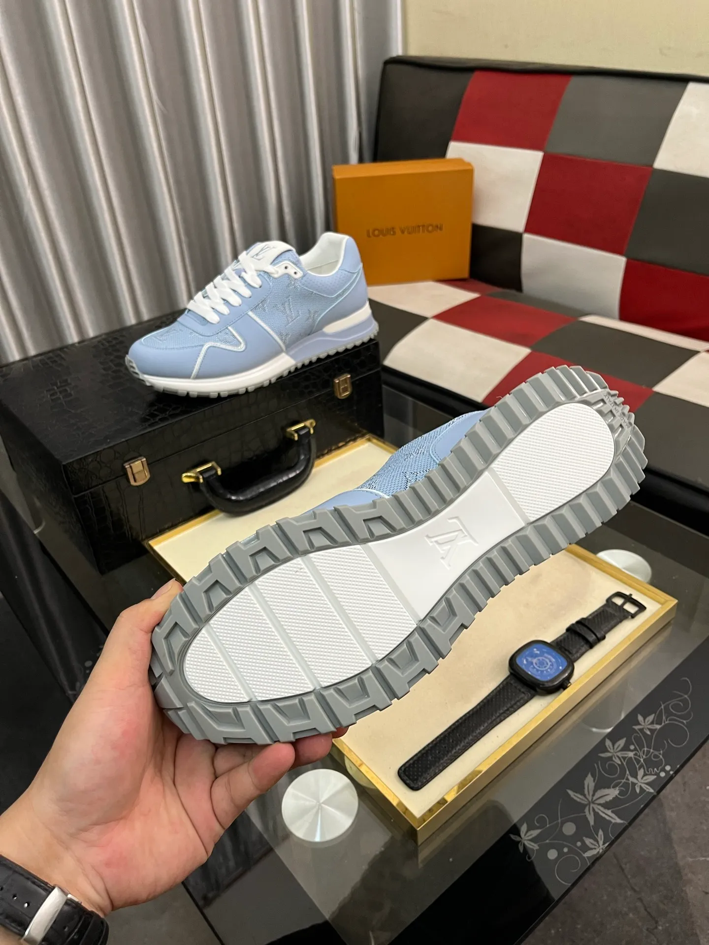 Men's men's shoes 💰760⌚️⌚️Breaking hot 🆕🆕🆕𝙇𝙑 Top version: LV TARINE Louis Vuitton Donkey Brand L Home Casual Sports Shoes Skateboard Shoes Original Purchase Development Production This LV Trainer sneaker draws inspiration from retro basketball shoes, with a mixed technical material upper and handwritten Louis Vuitton logo on the side to highlight its eye-catching style. Rubber outsole with upgraded grip, exquisite packaging at the delivery counter 🛍📦 ▪️Fabrics: Original customized imported first-layer cowhide ▪️Inner lining: Original customized breathable mesh ▪️Outsole: Original molded TPU combination outsole ▪️Sole thickness: 3CM ▪️Size: Male 38-46 (customized at 45.46)